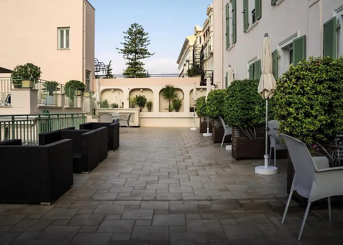 Hotel Menton Le Vendome מלון מנטון