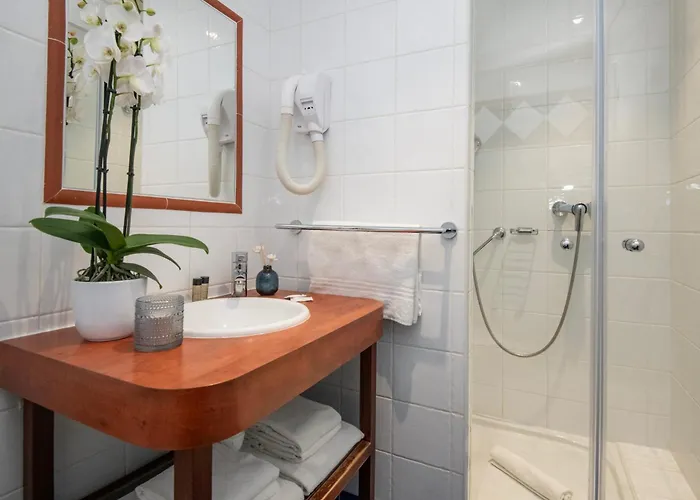 Hotel Menton Le Vendome מלון 3*